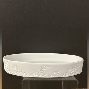 Crabtree And Evelyn Hand Cream And Soap Caddy. Leaf Pattern. White Porcelain.